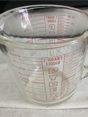 VTG. PYREX 4 CUP measuring glass cup.  Pre-owned.